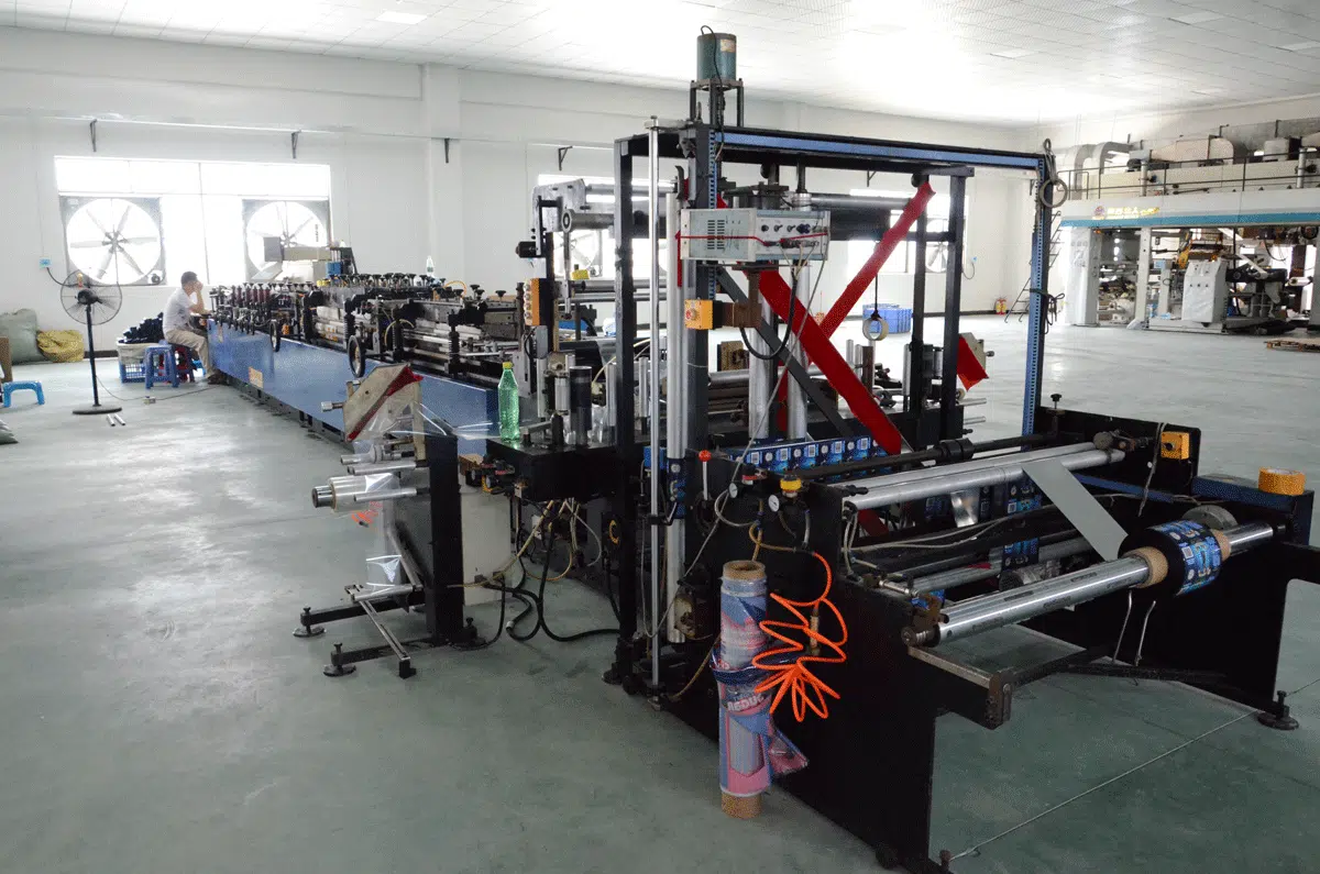 Pakcaing bags cutting machine