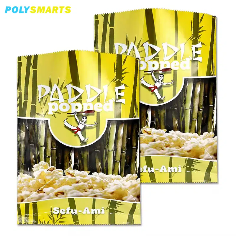 Flach liegende, individuelle Popcornverpackung mit lebendigem Branding.